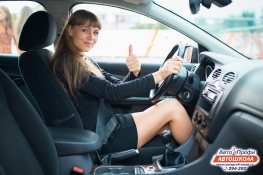 Омская автошкола АвтоПрофи ученица за рулем учебного авто