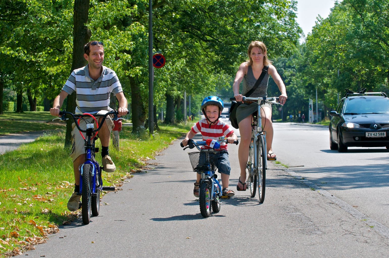 Велосипедисты на тротуаре. Велосипедист на дороге. Дети с велосипедом. На велосипеде по тротуару. Езда на велосипеде дети.