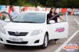 Омская автошкола АвтоПрофи Toyota Corolla инструктор и курсантка садятся в автомобиль на автодроме