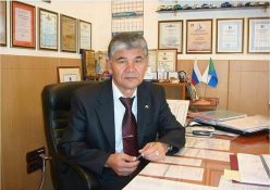 Насыров А.А. директор учебного центра "Лидер-ДВ", президент дальневосточной ассоциации автошкол, президент хабаровского клуба "Авторетро", заслуженный работник транспорта РФ, почетный гражданин г. Хабаровска